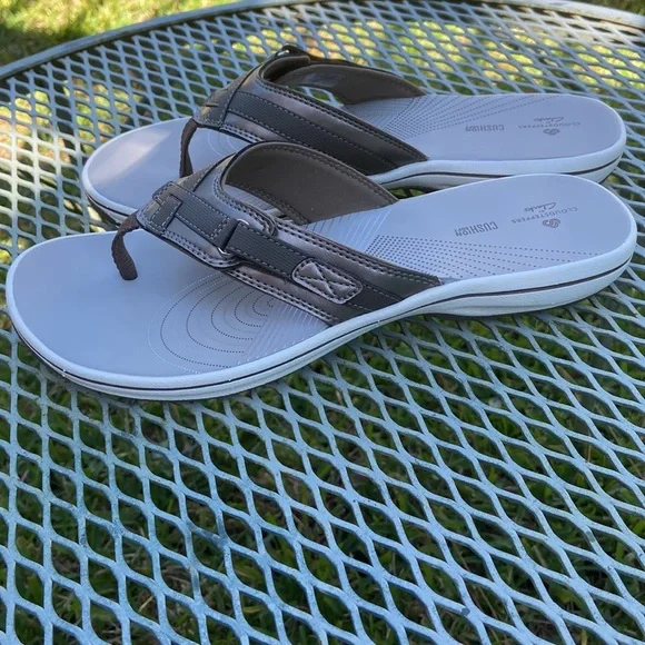 SOLD Clarks NEW cloud stepper‘s soft cushion flip-flops pewter new in box - Picture 4 of 9